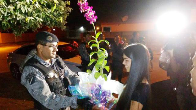 Noite de festa: Debutante e fã da ROTAI é homenageada pela Polícia Militar Noite de festa: Debutante e fã da ROTAI é homenageada pela Polícia Militar