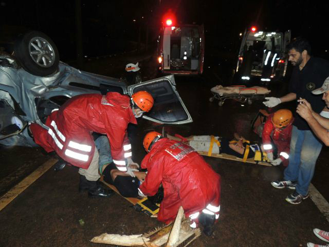Carro capota e deixa quatro pessoas presas entre as ferragens no perímetro urbano da BR-262