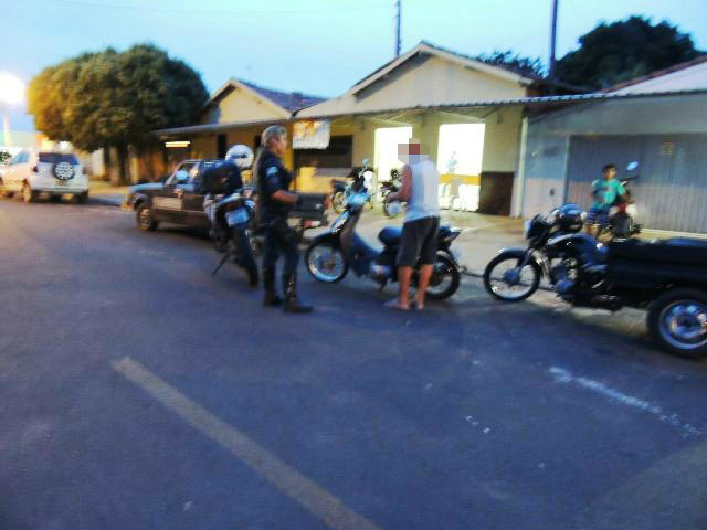Idoso embriagado é flagrado simulando sirene da polícia Idoso embriagado é flagrado simulando sirene da polícia