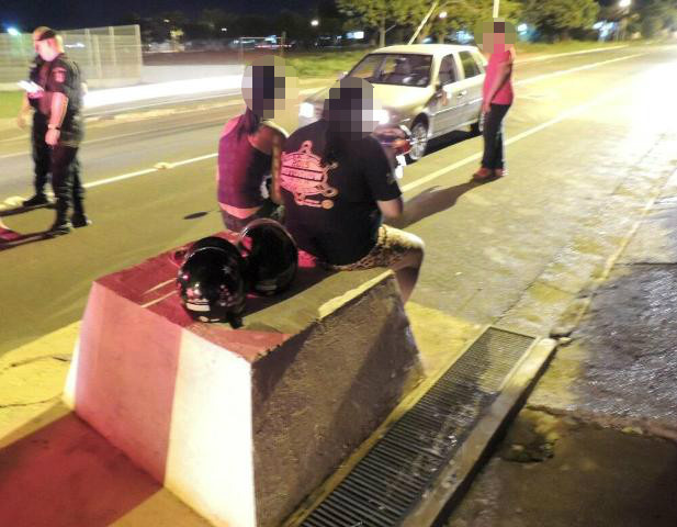 Motociclista na contra mão colide contra carro Motociclista na contra mão colide contra carro