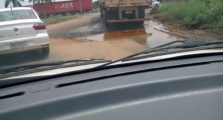 Em uma semana “Cratera” na BR-158 que foi consertada pelo DENIT volta a se abrir Em uma semana “Cratera” na BR-158 que foi consertada pelo DENIT volta a se abrir