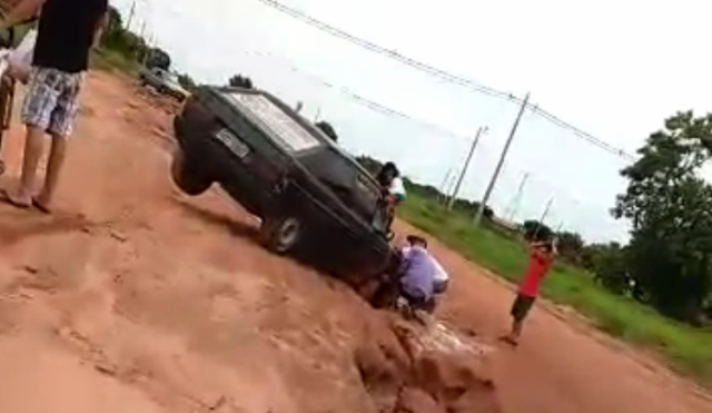 Carro cai em cratera aberta por vazamento de água no bairro Jardim Imperial Carro cai em cratera aberta por vazamento de água no bairro Jardim Imperial