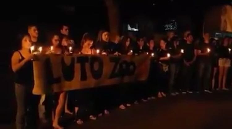 Universitários fazem homenagem à estudante assassinada em Ilha Solteira Universitários fazem homenagem à estudante assassinada em Ilha Solteira