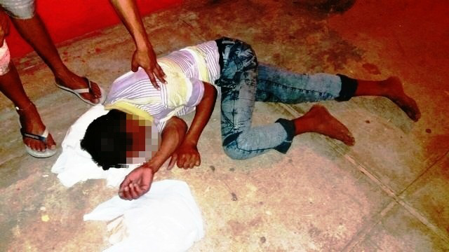 Homem agoniza na calçada por 30 minutos à espera de atendimento