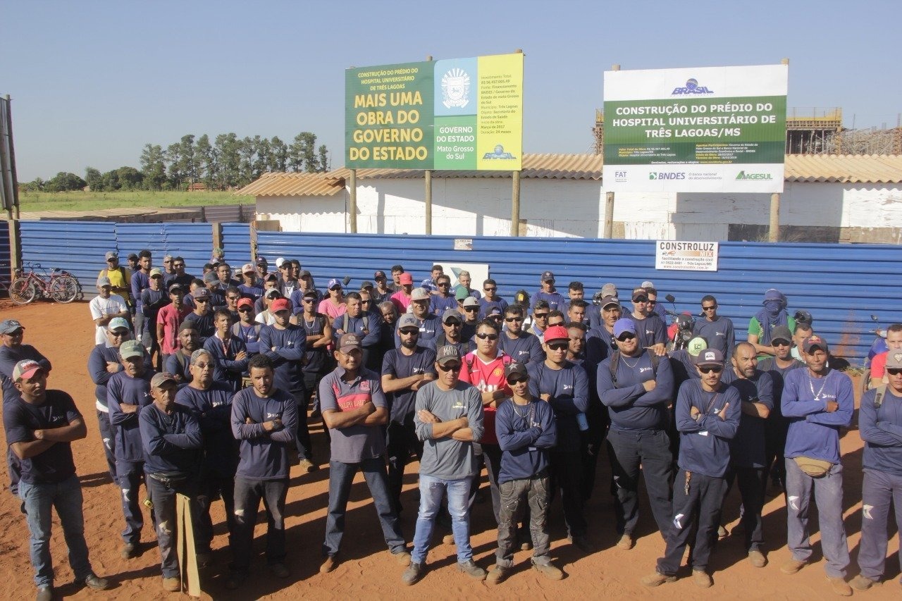 Trabalhadores da obra do Hospital Universitário cruzam os braços por melhores condições de trabalho