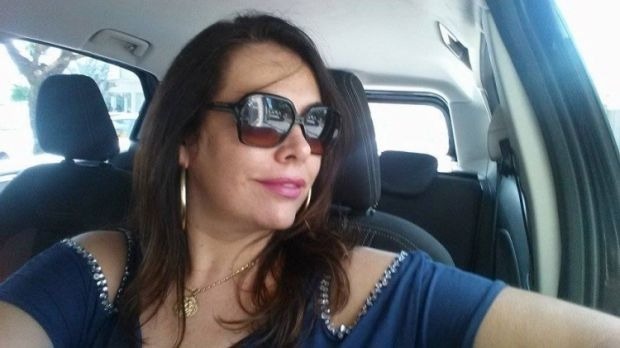 Sob forte comoção, família enterra Márcia Santana Sob forte comoção, família enterra Márcia Santana