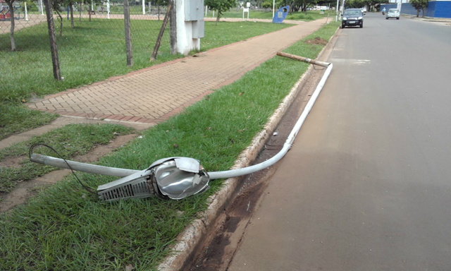 Veículo derruba poste de iluminação na Lagoa Maior e foge do local 