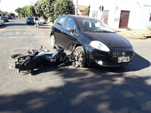Veículo não respeita preferencial e atinge motociclista em Três Lagoas