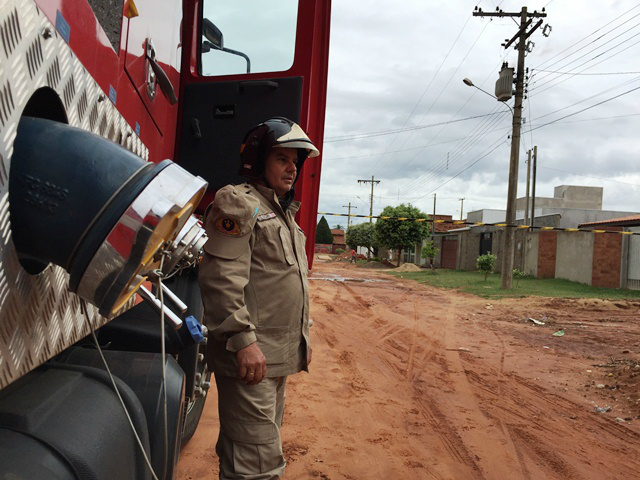 Transformador “pega fogo” e deixa moradores sem energia no Vila Nova Transformador “pega fogo” e deixa moradores sem energia no Vila Nova
