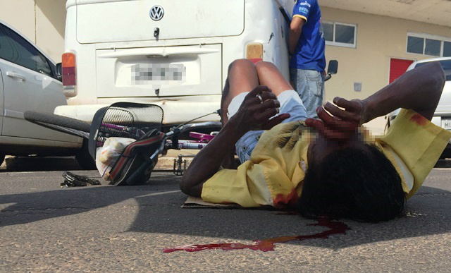 Ciclista que sofreu acidente é socorrido com suposto traumatismo craniano