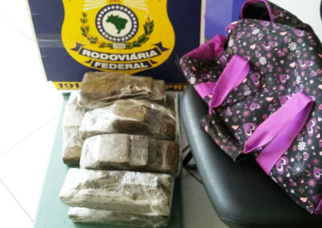 PRF apreende drogas com passageira de carreta que passava pela BR-262