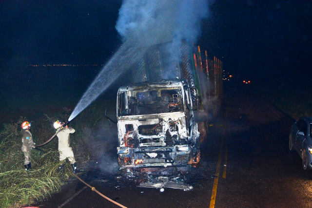Carreta carregada com eucalipto pega fogo e fica completamente destruída