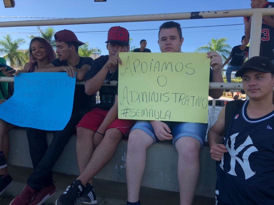 Alunos da rede estadual de Três Lagoas se manifestam a favor da greve dos funcionários do administrativo
