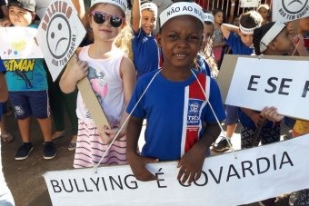 Alunos da Escola Municipal “Júlio Fernandes Colino” participam de passeata contra o Bullying