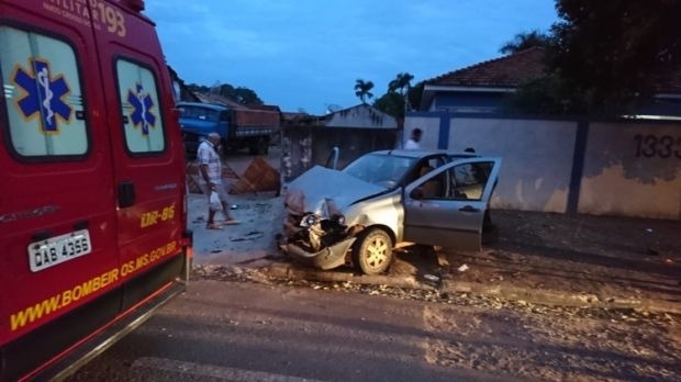 Veículo capota em avenida e deixa duas pessoas feridas em Três Lagoas