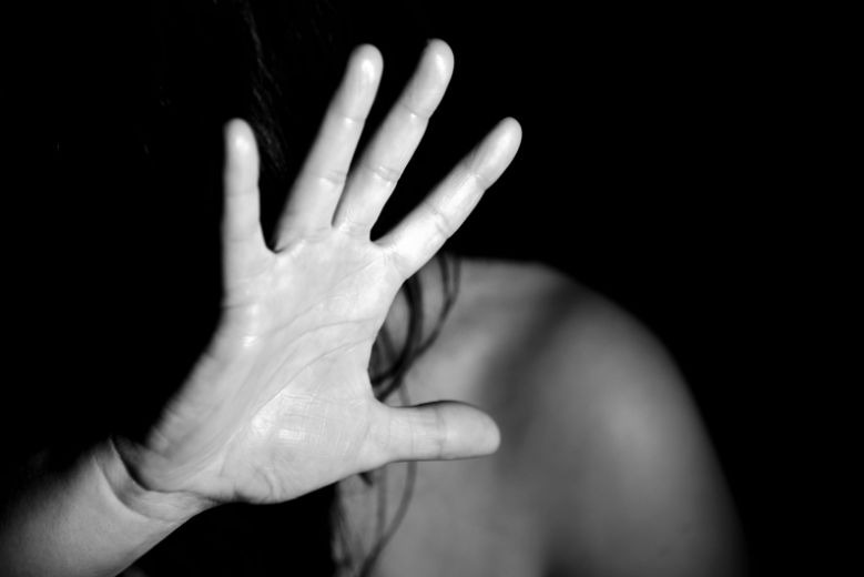 Mulher se nega a fazer sexo com namorado e acaba agredida com capacete Mulher se nega a fazer sexo com namorado e acaba agredida com capacete