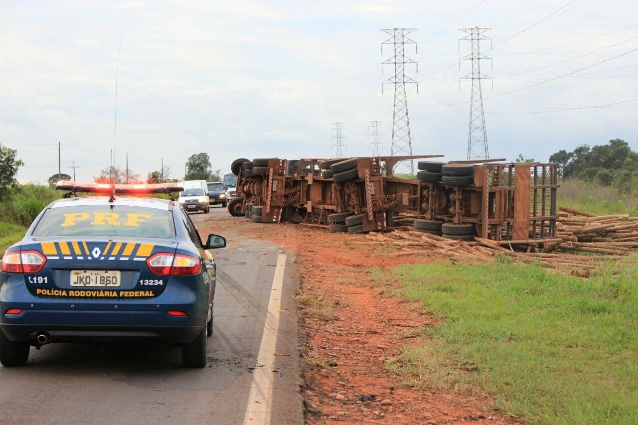 Treminhão tomba na BR-262 após motorista desviar de buraco Treminhão tomba na BR-262 após motorista desviar de buraco
