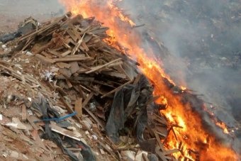 Queimada de lixo mobiliza equipe do Meio Ambiente ao “Buracão do Jupiá”