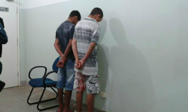 Adolescentes pilotando moto tentam fugir da Polícia, mas acabam apreendidos