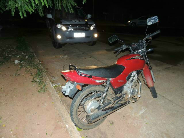 Bandidos abandonam moto furtada após acabar a gasolina 