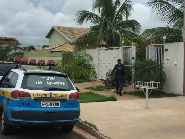Família é mantida em cárcere privado em bairro nobre de Três Lagoas Família é mantida em cárcere privado em bairro nobre de Três Lagoas