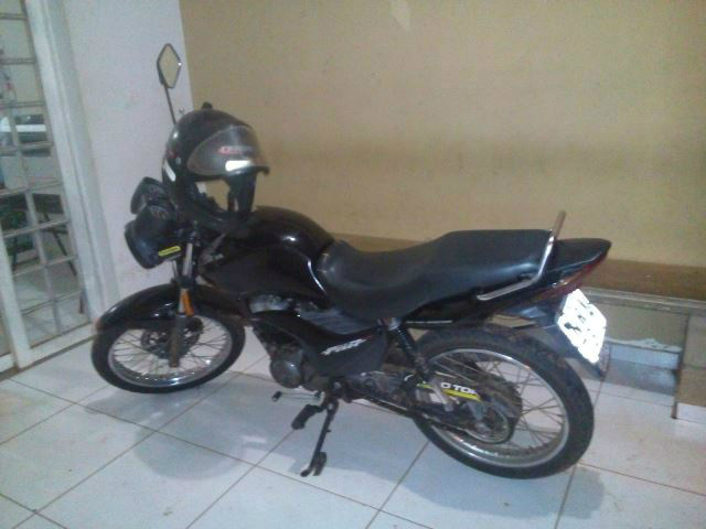 Jovens em moto conseguem escapar de cerco policial Jovens em moto conseguem escapar de cerco policial