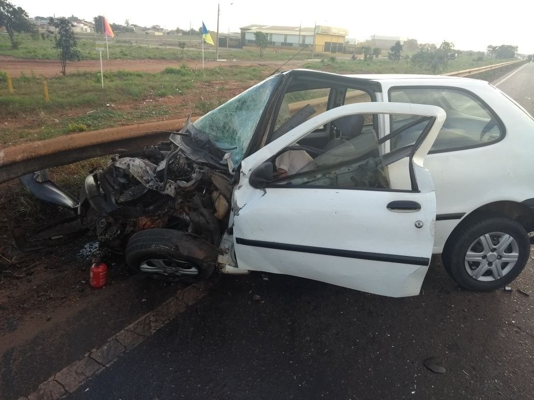Morre homem que jogou carro contra carreta na BR-262 Morre homem que jogou carro contra carreta na BR-262