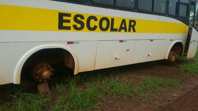 Ônibus escolar com problemas mecânicos colocam em risco a vida de crianças dos distritos de Três Lagoas Ônibus escolar com problemas mecânicos colocam em risco a vida de crianças dos distritos de Três Lagoas
