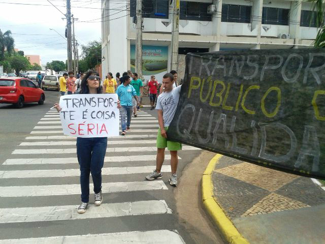 Manifestantes protestam na frente da Prefeitura Municipal de Três Lagoas 