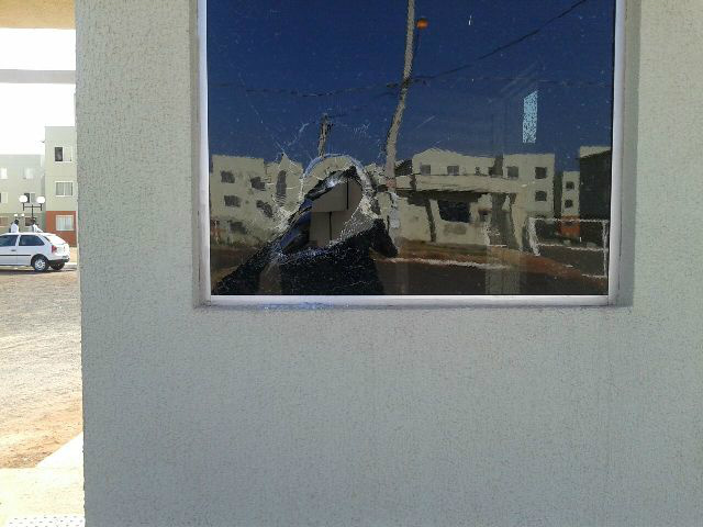 Irritado com seguranças, morador de residencial quebra carro e vidro de guarita Irritado com seguranças, morador de residencial quebra carro e vidro de guarita