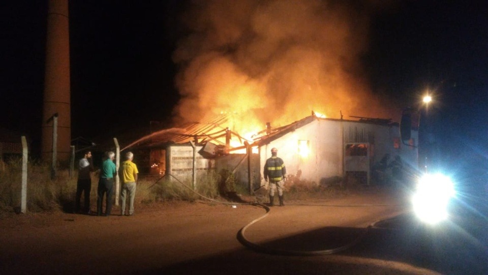 Incêndio nesta madrugada deixa cerâmica parcialmente destruída Incêndio nesta madrugada deixa cerâmica parcialmente destruída