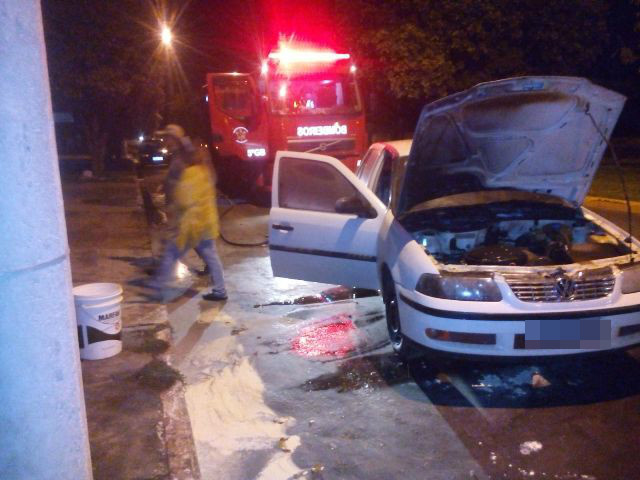 Carro é incendiado em avenida de Três Lagoas durante a madrugada Carro é incendiado em avenida de Três Lagoas durante a madrugada