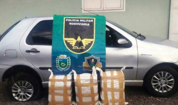 Motorista tenta atropelar policiais e acaba preso após carro capotar