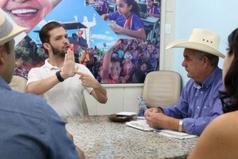 Professor da UFMS solicita ao prefeito de Três Lagoas criação de Lei Municipal de Libras Professor da UFMS solicita ao prefeito de Três Lagoas criação de Lei Municipal de Libras