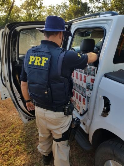 PRF apreende 30 mil maços de cigarros em caminhonete roubada PRF apreende 30 mil maços de cigarros em caminhonete roubada
