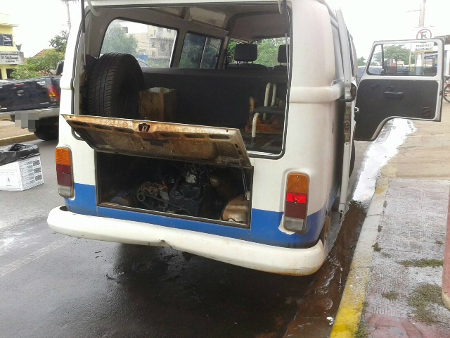 Kombi da prefeitura pega fogo enquanto transportava pacientes com problemas de locomoção Kombi da prefeitura pega fogo enquanto transportava pacientes com problemas de locomoção
