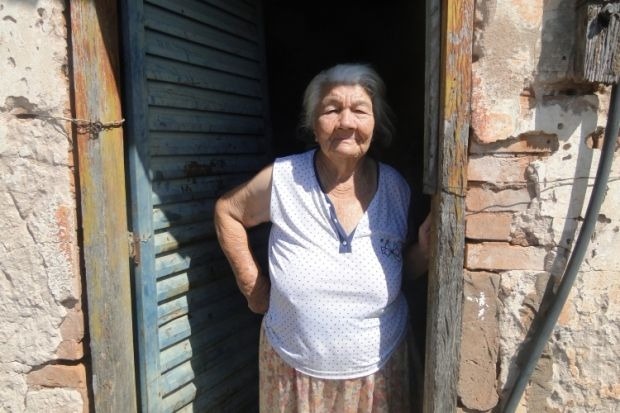 Sem banheiro, idosa de 84 anos é obrigada a fazer necessidades no quintal