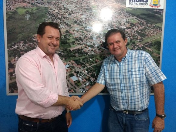 Eduardo Rocha recebe apoio do prefeito, Paulo Tucura, de Ribas do Rio Pardo