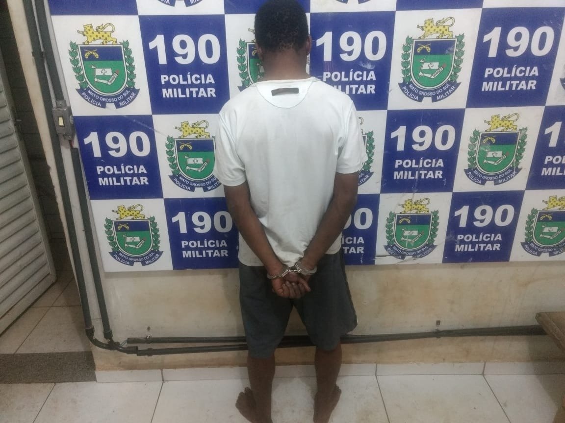 Armado com pistola de cola quente, homem rouba celulares e bicicleta de duas jovens
