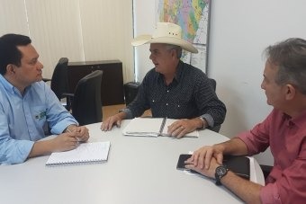 Prefeito Angelo Guerreiro busca apoio para funcionamento de laticínio em Arapuá