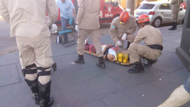 Motorista se distrai e atropela ciclista no centro de Três Lagoas