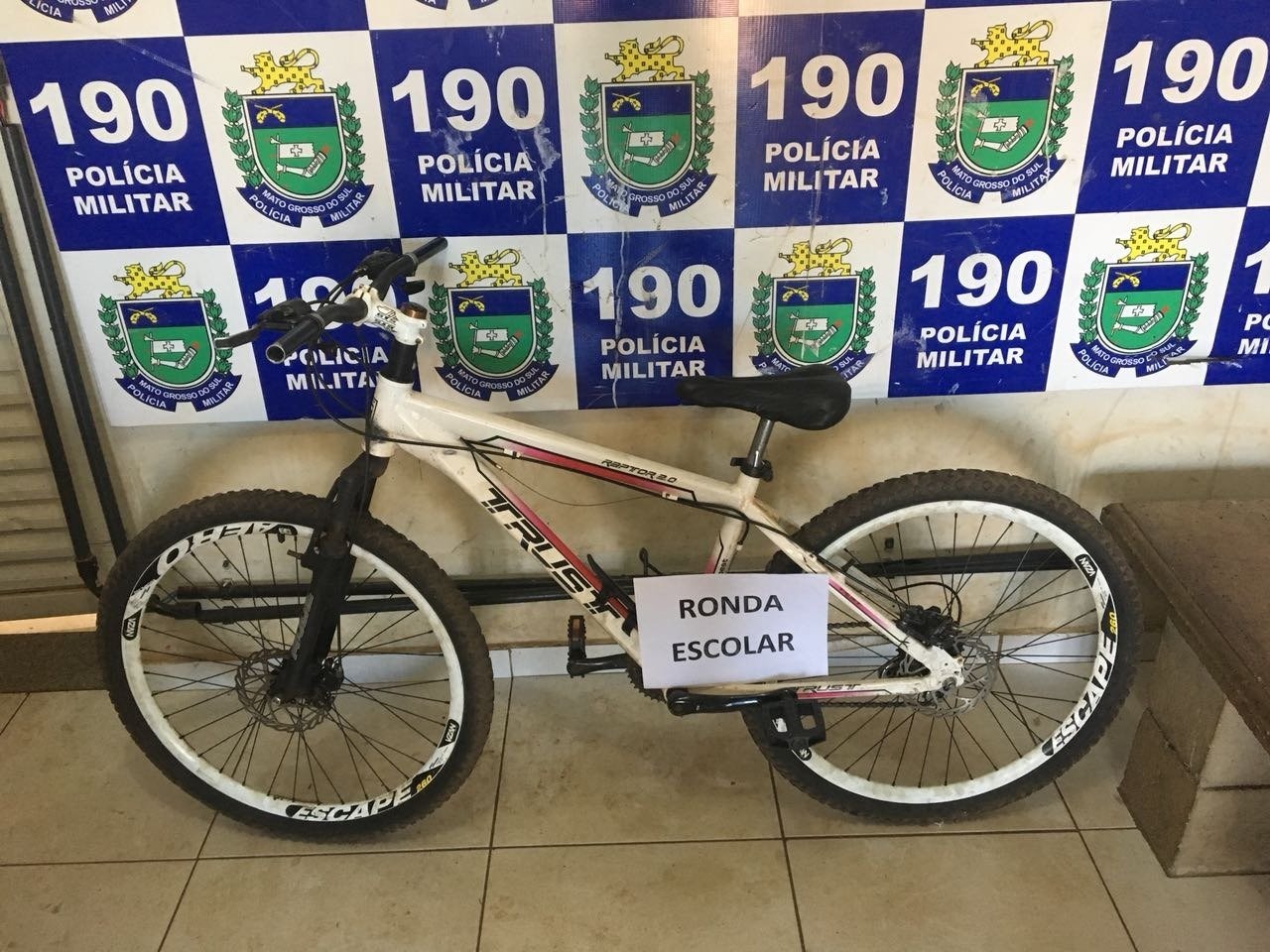 Bicicleta possivelmente furtada é recuperada após denúncia de diretora de escola
