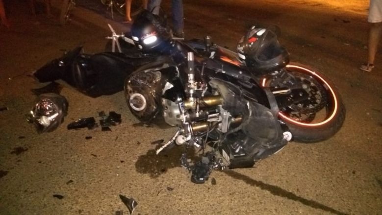 Acidente grave entre moto e carro deixa mulher com fratura exposta e duas crianças feridas