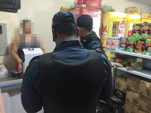 Criança de 2 anos presencia assalto contra os pais em conveniência