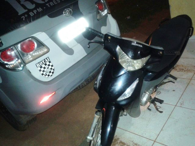 Polícia procura por dono de moto que foi encontrada abandonada em terreno Polícia procura por dono de moto que foi encontrada abandonada em terreno