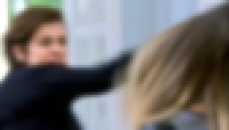 Adolescente que teria sido abusada pelo padrasto é agredida pela própria mãe que quer homem de volta Adolescente que teria sido abusada pelo padrasto é agredida pela própria mãe que quer homem de volta