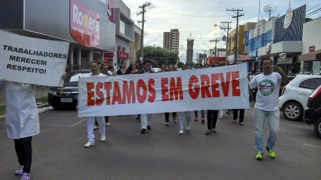 Funcionários em greve do Hospital Auxiliadora realizam marcha de protesto pelas ruas de Três Lagoas