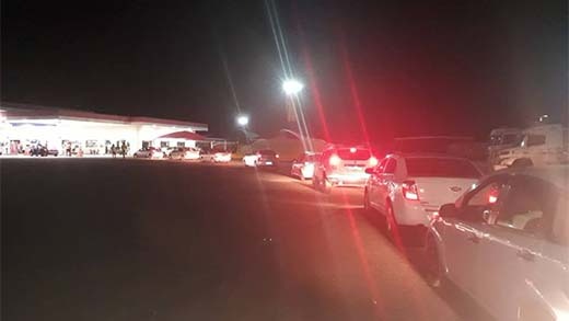 Fila gigante no último posto com combustível em Ilha Solteira Fila gigante no último posto com combustível em Ilha Solteira