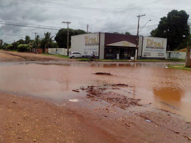 Chove e lama que se forma no bairro Vila Alegre torna região intransitável Chove e lama que se forma no bairro Vila Alegre torna região intransitável
