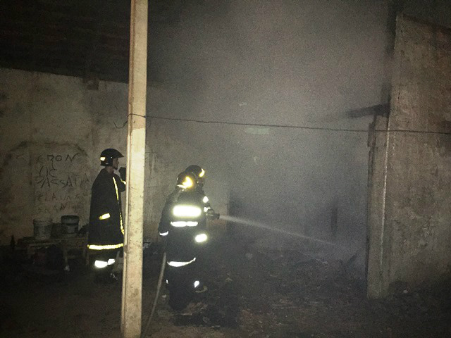 Barracão habitado por usuários de drogas e prostitutas é incendiado Barracão habitado por usuários de drogas e prostitutas é incendiado